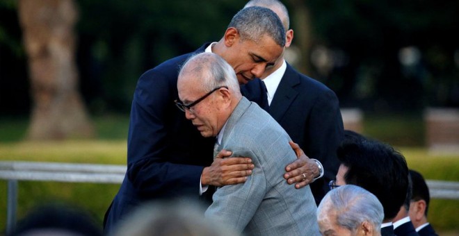 El presidente de EEUU, Barak Obama, abraza a un superviviente de la bomba atómica de Hiroshima, Shigeaki Mori, hoy en Japón. REUTERS