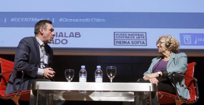 La alcaldesa de Madrid, Manuela Carmena, conversa con el autor Paul Mason (Postcapitalismo), en la inauguración del evento internacional sobre innovación democrática y nuevas tecnologías 'Ciudades Democráticas' que se celebra en Madrid. EFE/Fernando Alvar