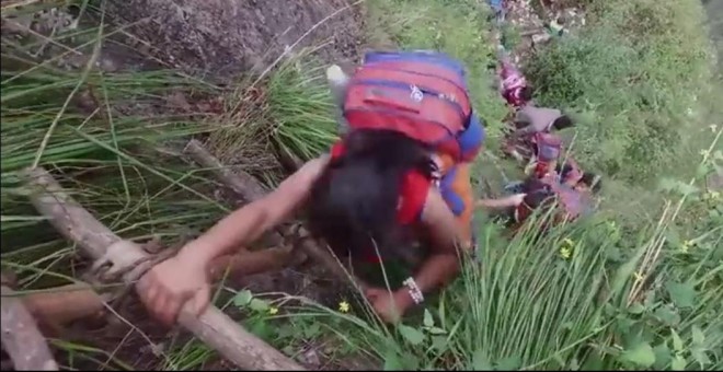 La aterradora escalada de estos niños para llegar a su escuela en China