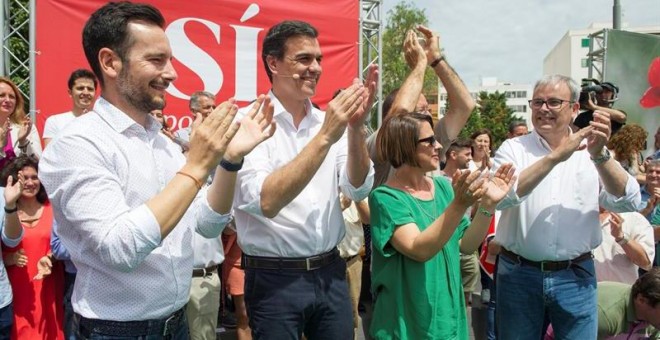 El secretario general del PSOE, Pedro Sánchez (2i), acompañado por el alcalde de Ibiza Rafael Ruiz (i); Los candidatos al Congreso y al Senado, Sofía Herranz (3d) y Antoni Costa (3d), y el presidente del Consell, Vicent Torres (d), durante un acto del par