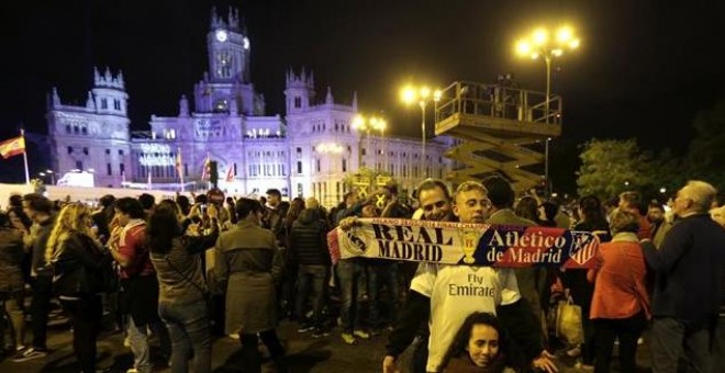 Aficionados del Real Madrid celebran la consecución de la Liga de Campeones en la madrileña plaza de Cibeles. /EFE