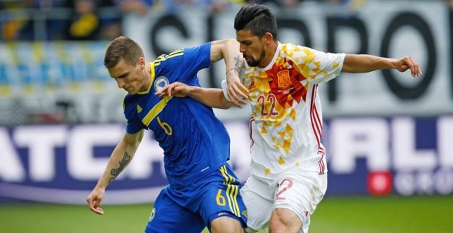Nolito lucha por un balón con un jugador de Bosnia. /EFE