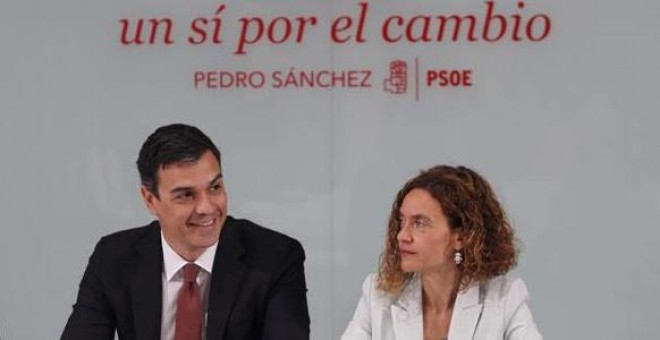 Pedro Sánchez, entre Margarita Robles y Meritxell Batet. / EFE
