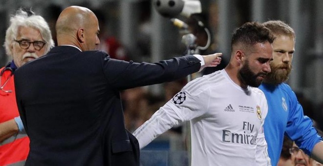 Dani carvajal es consolado por Zidane tras tener que retirarse lesionado durante la final de la Champions. - EFE