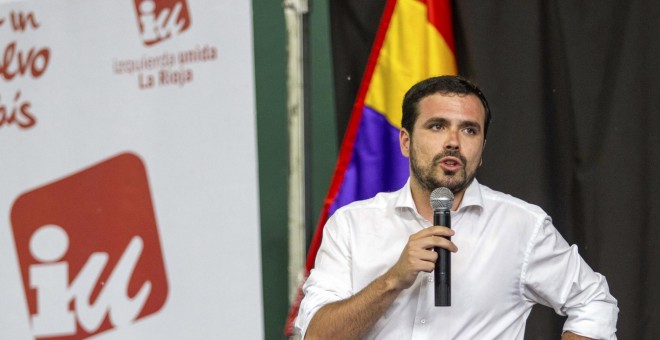 El líder de IU Alberto Garzón durante su intervención en un acto de la precampaña electoral celebrado en Logroño, su ciudad natal. EFE/Abel Alonso