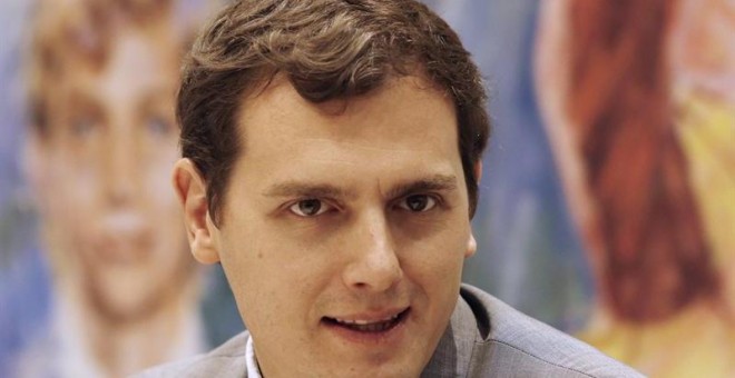 El presidente de Ciudadanos y candidato de este partido a la Presidencia del Gobierno, Albert Rivera, participa en un almuerzo coloquio en el Club Siglo XXI. EFE/Sergio Barrenechea