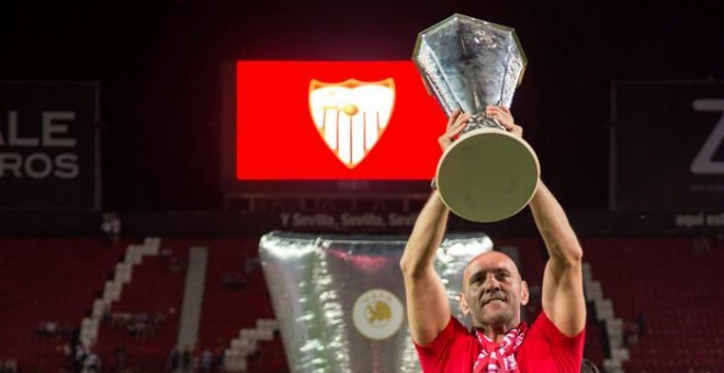 Monchi celebra la Europa League lograda por el Sevilla. EFE/Raúl Caro