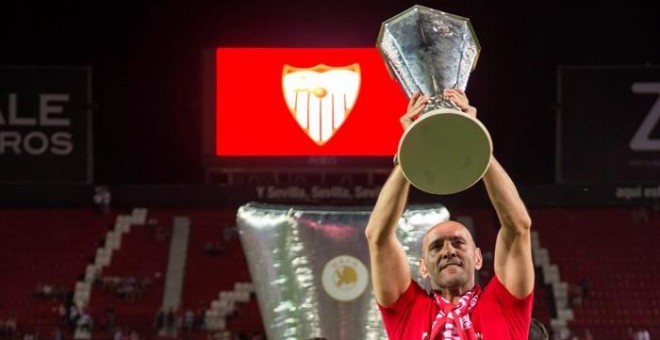 Monchi celebra la Europa League lograda por el Sevilla. EFE/Raúl Caro