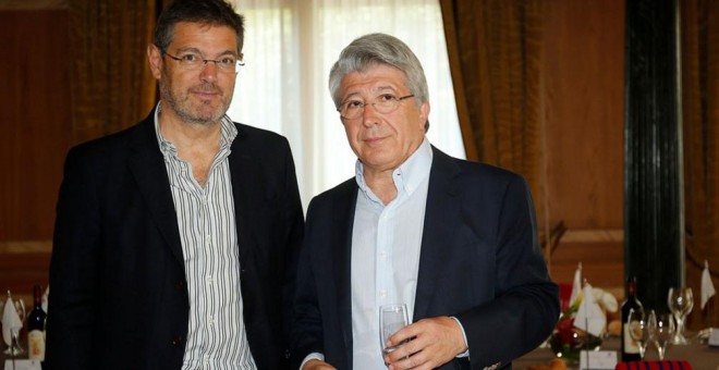 El ministro de Justicia, Rafael Catalá, y el presidente del Atlético de Madrid, Enrique Cerezo. durante la comida institucional organizada por el club colchonero el sábado 28 de mayo en Mlán- ÁNGEL GUTIÉRREZ / ATLÉTICO DE MADRID