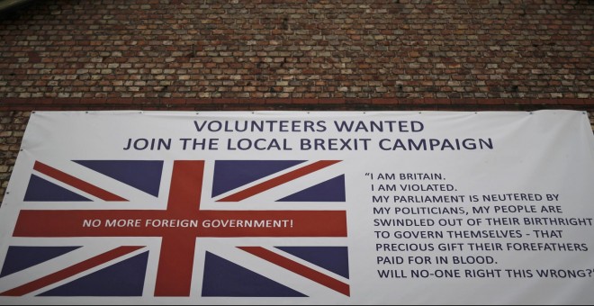 Un cartel reclamando voluntarios para la campaña a favor del Brexit, en la localidad británica de Altrincham. REUTERS/Phil Noble