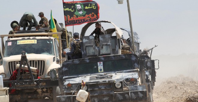 Fuerzas se seguridad irakíes y combatientes chiíes ern sus vehículos militares cerca de la localidad de Faluya. REUTERS/Alaa Al-Marjani