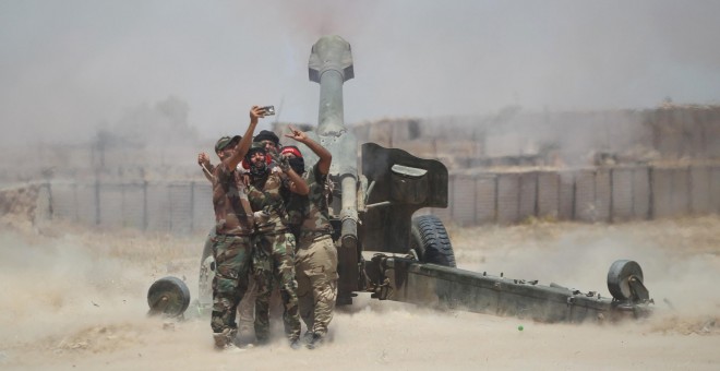 Combatientes chiítas se hacen uin selfi mientras disparan artiller´ñia hacia las posiciones del Estado Islámico cerca de la localidad irakí de Faluya. REUTERS/Alaa Al-Marjani