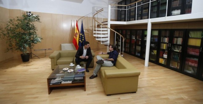 Pedro Sánchez y Pablo Iglesias, durante una reunión el pasado 30 de marzo. EFE