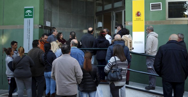 Una cola ante una oficina del Servicio Andaluz de Empleo, en  Málaga. REUTERS/ Jon Nazca