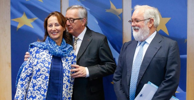 El presidente de la Comisión Europea, Jean-Claude Juncker, el comisario europeo de Acción por el Clima y Energía, Miguel Arias Cañete y la ministra de Medio Ambiente de Francia Ségolène Royal, en Bruselas. EFE