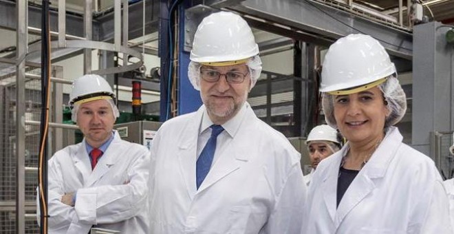 El presidente del Gobierno en funciones, Mariano Rajoy (c) junto a la ministra de Empleo y Seguridad Social, Fátima Báñez (d) y el alcalde de Burgos, Javier Lacalle (i), recorren la planta de secados de jamones durante su visita a la nueva fábrica que Cam