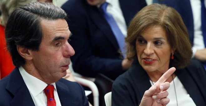 El expresidente del Gobierno, José Mª Aznar y su esposa, Ana Botella durante la mesa "El Átlántico en la economía global" en la I Semana Atlántica IADG, hoy en Madrid. EFE/Fernando Alvarado