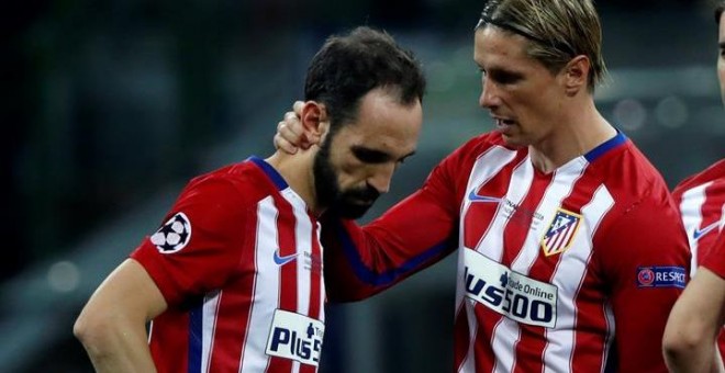 Torres trata de consolar a Juanfran tras perder la final de Champions contra el Real Madrid en Milán. /EFE