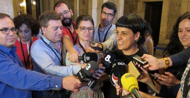 La portavoz de la CUP, Anna Gabriel, atiende a los medios tras negociar los Presupuestos. / EP