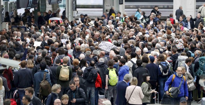 Los pasajeros intentan conseguir subir a un tren en la estación de Gare de Lyon, en París , Francia , durante la huelga nacional de ferrocarriles francesesl.- REUTERS / Charles Platiau