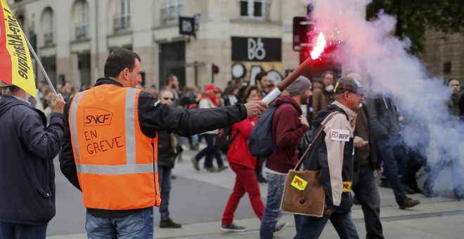 Un empleado de la compañía francesa de ferrocarril de propiedad estatal SNCF durante una manifestación para protestar contra la reforma laboral del Gobierno en Nantes , Francia.- REUTERS / Stephane Mahe