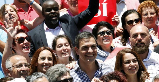 El secretario general y candidato a la presidencia del Gobierno, Pedro Sánchez, posa con simpatizantes y militantes durante el recorrido efectuado por Puerto de la Cruz en Tenerife. EFE/Ramón de la Rocha