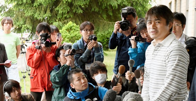 Takayuki Tanooka, el padre del niño japonés de 7 años que llevaba desaparecido desde el sábado, cuando sus padres le abandonaron en el bosque como castigo, comunica el hallazgo del pequeño. Mandatory credit Kyodo/via REUTERS