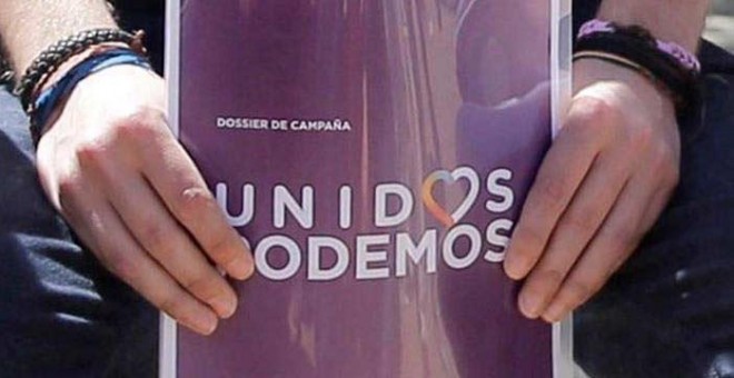 Pablo Iglesias sostiene una carpeta con el logo de Unidos Podemos urante la presentación de las líneas maestras y calendario de la próxima campaña electoral. / EFE