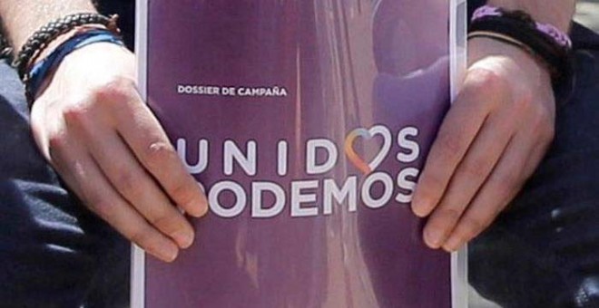 Pablo Iglesias sostiene una carpeta con el logo de Unidos Podemos urante la presentación de las líneas maestras y calendario de la próxima campaña electoral. / EFE