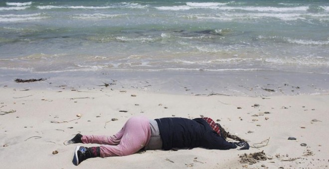 Uno de los cadáveres hallados en la playa de Zuara. EFE