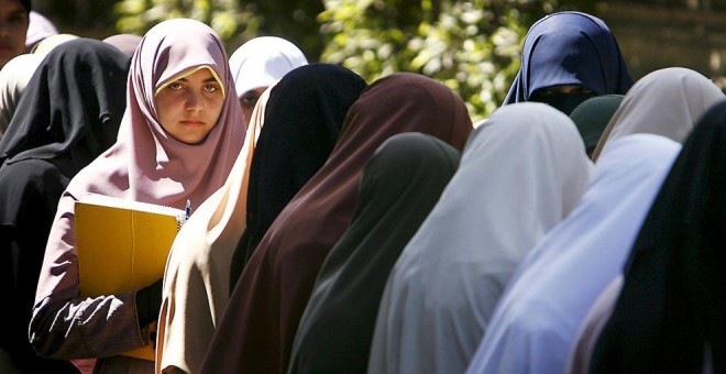 Estudiantes de la Universidad de El Cairo durante una protesta. REUTERS