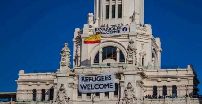 En el centro, la pancarta desplegada por los neonazis en el Palacio de Cibeles de Madrid.