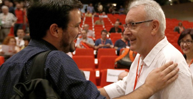 Cayo Lara,d, coordinador federal de IU, y Alberto Garzón, se saludan al comienzo de la XI Asamblea Federal.EFE/Chema Moya