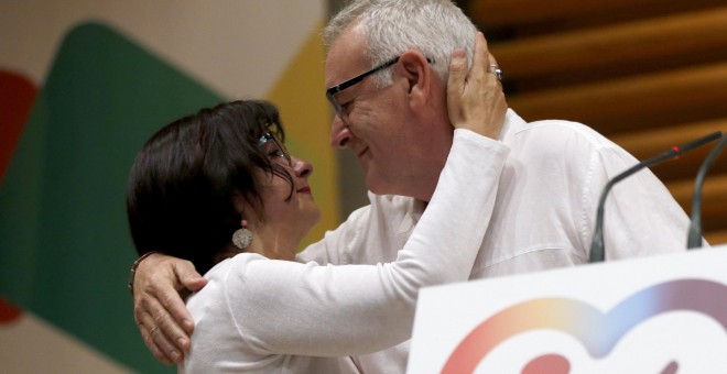 Cayo Lara besa a su esposa, Juana Quiralte,durante su intervención en la Asamblea Federal de IU en la que se despide formalmente con el balance de su gestión.EFE/Chema Moya