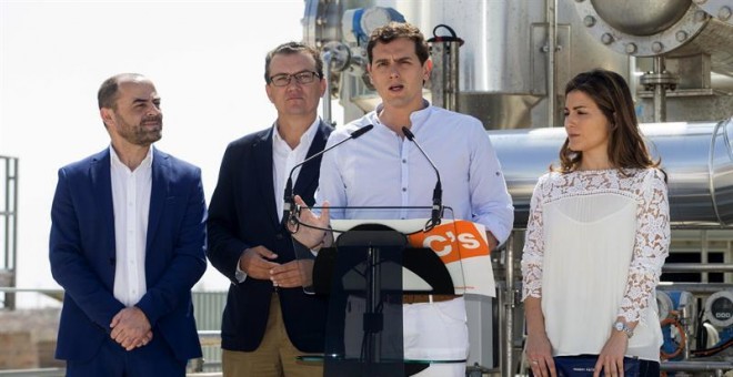 El líder de Ciudadanos, Albert Rivera, en su visita a una empresa agroalimentaria en Los Alcázares, Murcia. EFE/Marcial Guillén