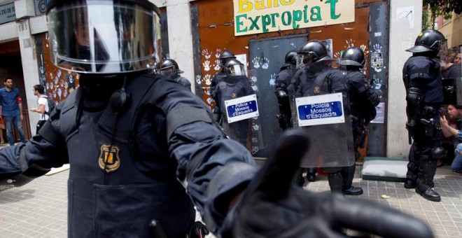 Agentes antidisturbios de los Mossos han rodeado los accesos del llamado 'Banc Expropiat' de Barcelona. EFE