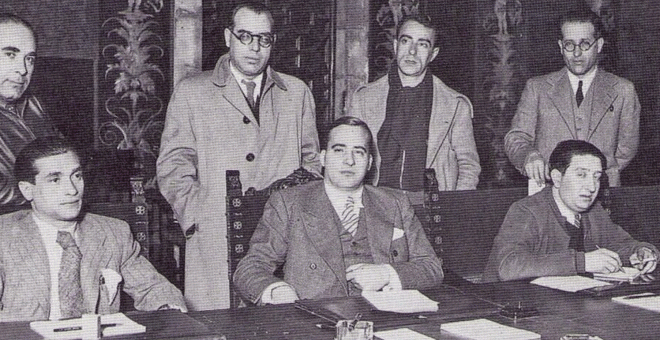 Joaquín Ascaso (sentado, izquierda), presidente del Consejo de Aragón, en  una reunión con en Barcelona con Josep Tarradellas (centro).