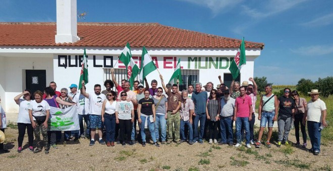 Los miembros del Sindicato Andaluz de Trabajadores (SAT), entre ellos Diego Cañamero, en la finca Somonte, propiedad de la Junta de Andalucía. SAT