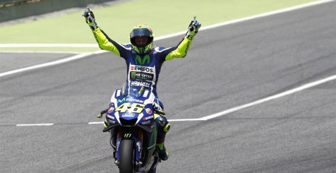 El piloto italiano Valentino Rossi celebra su victoria en el circuito de Montmeló. EFE/Alejandro García