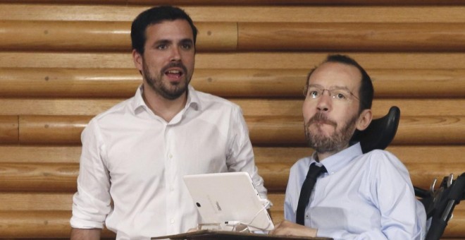 Alberto Garzón con Pablo Echenique, en la XI Asamblea Federal de IU. EFE