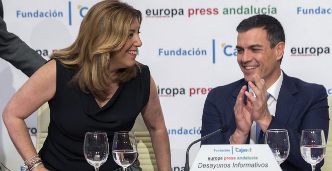 La presidenta de la Junta de Andalucía, Susana Díaz, y el secretario general del PSOE y candidato a la Presidencia del Gobierno de España, Pedro Sánchez, conversan momentos antes de que la presidenta andaluza le presentara en el Desayuno Informativo. EFE/