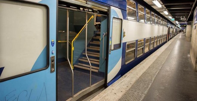 Un andén vacío en la estación de trenes de Chatelet Les Halles en París la semana pasada. - EFE