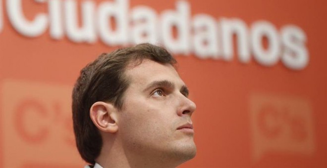 El presidente de Ciudadanos, Albert Rivera, durante la presentación hoy en Madrid de la Memoria Económica y el programa electoral del partido. EFE/Juan Carlos Hidalgo