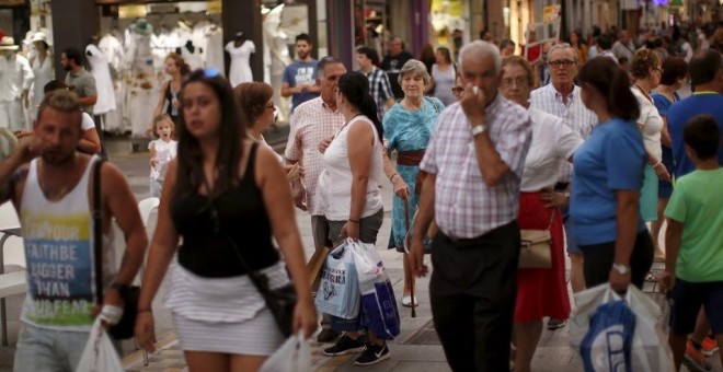 Consumidores por las calles de una ciudad española
