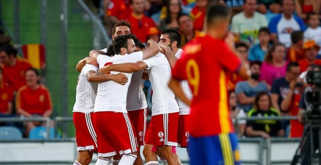 Los jugadores de la selección de Georgia celebran su gol ante España. EFE/Emilio Naranjo
