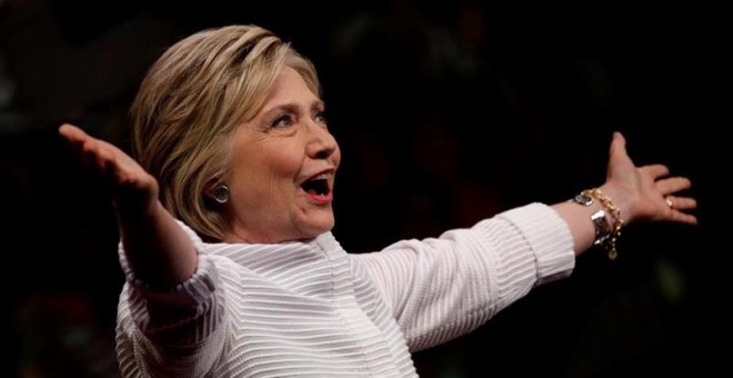 La precandidata a la presidencia de EEUU por el partido Demócrata Hillary Clinton saluda a sus seguidores al final de la noche de elecciones primarias en Brooklyn, Nueva York./ EFE