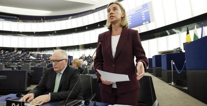 La alta representante de la Unión Europea para la Política Exterior, Federica Mogherini, y el vicepresidente primero de la Comisión Europea, Frans Timmermans. - EFE
