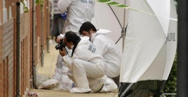 Agentes de la Guardia Civil recogen pruebas de un crimen machista.