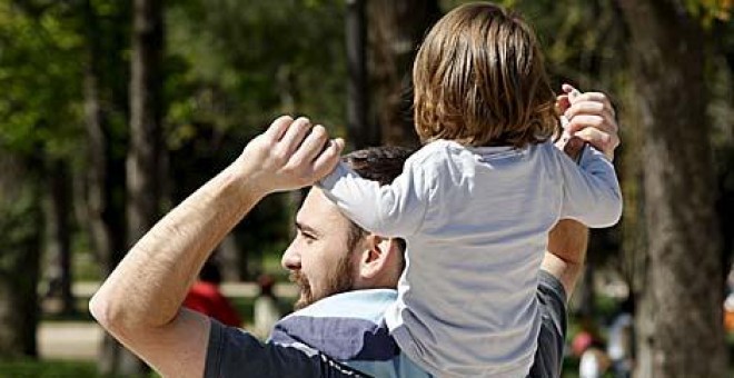 Un padre con su hijo./ EFE