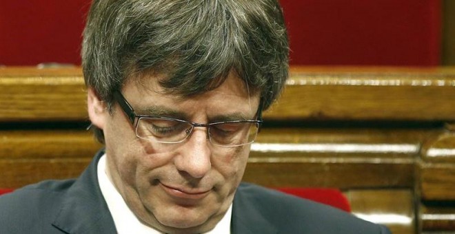 El presidente de la Generalitat, Carles Puigdemont, en el debate en el Parlament de Cataluña de las enmiendas a la ley de Presupuestos, a los que la CUP ya ha confirmado su rechazo. EFE/Andreu Dalmau.